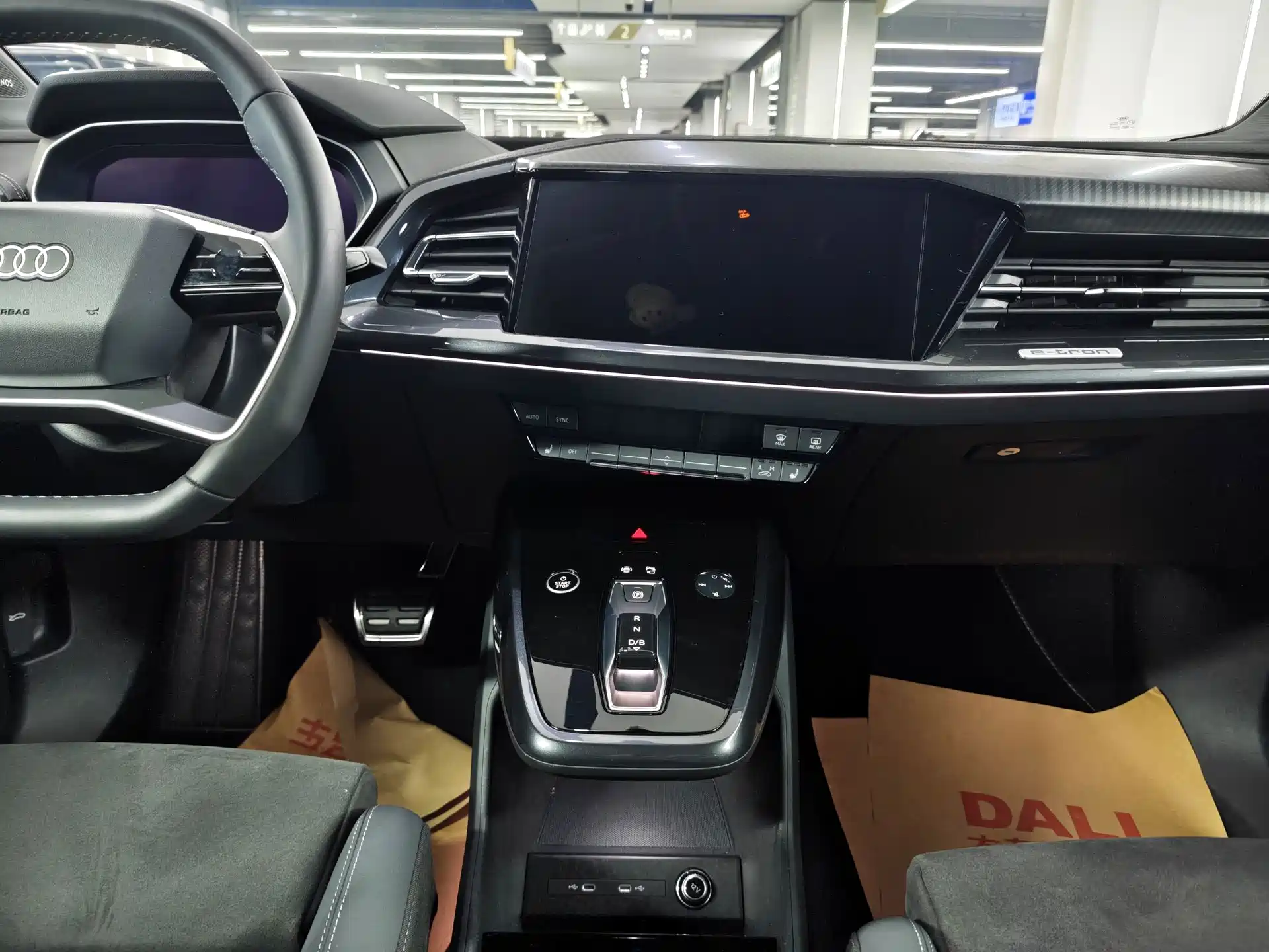 Photo 6 - Audi Q4 e-tron