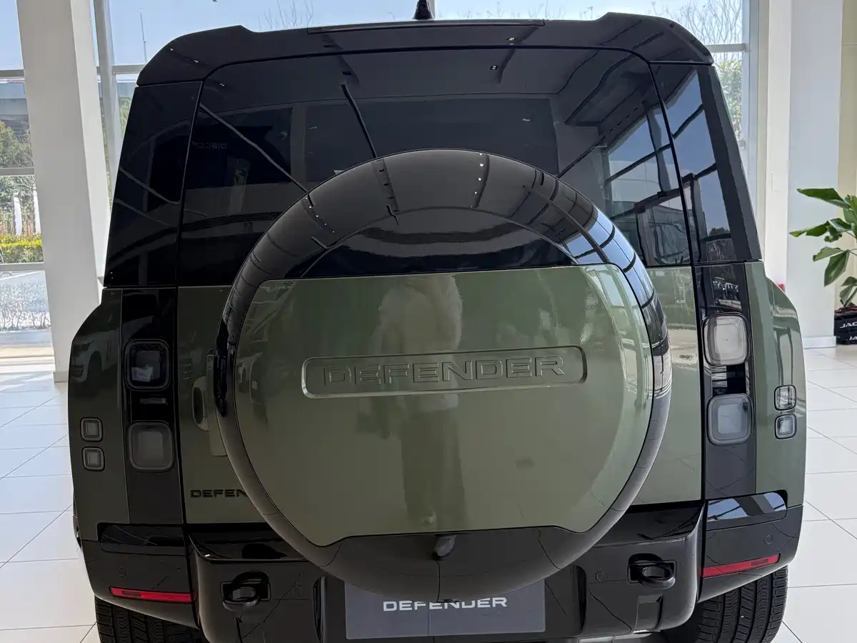 Land Rover Defender 2026 Land Rover Defender 110 3.0T P400 X-Dynamic HSE фото 4