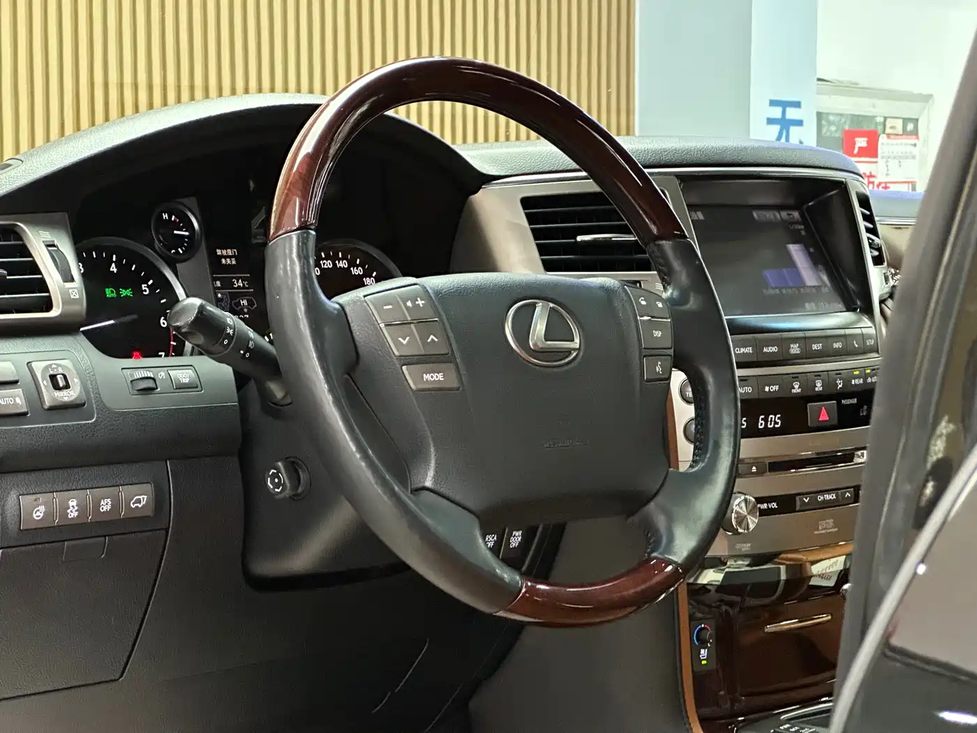 Фото 8 - Lexus LX