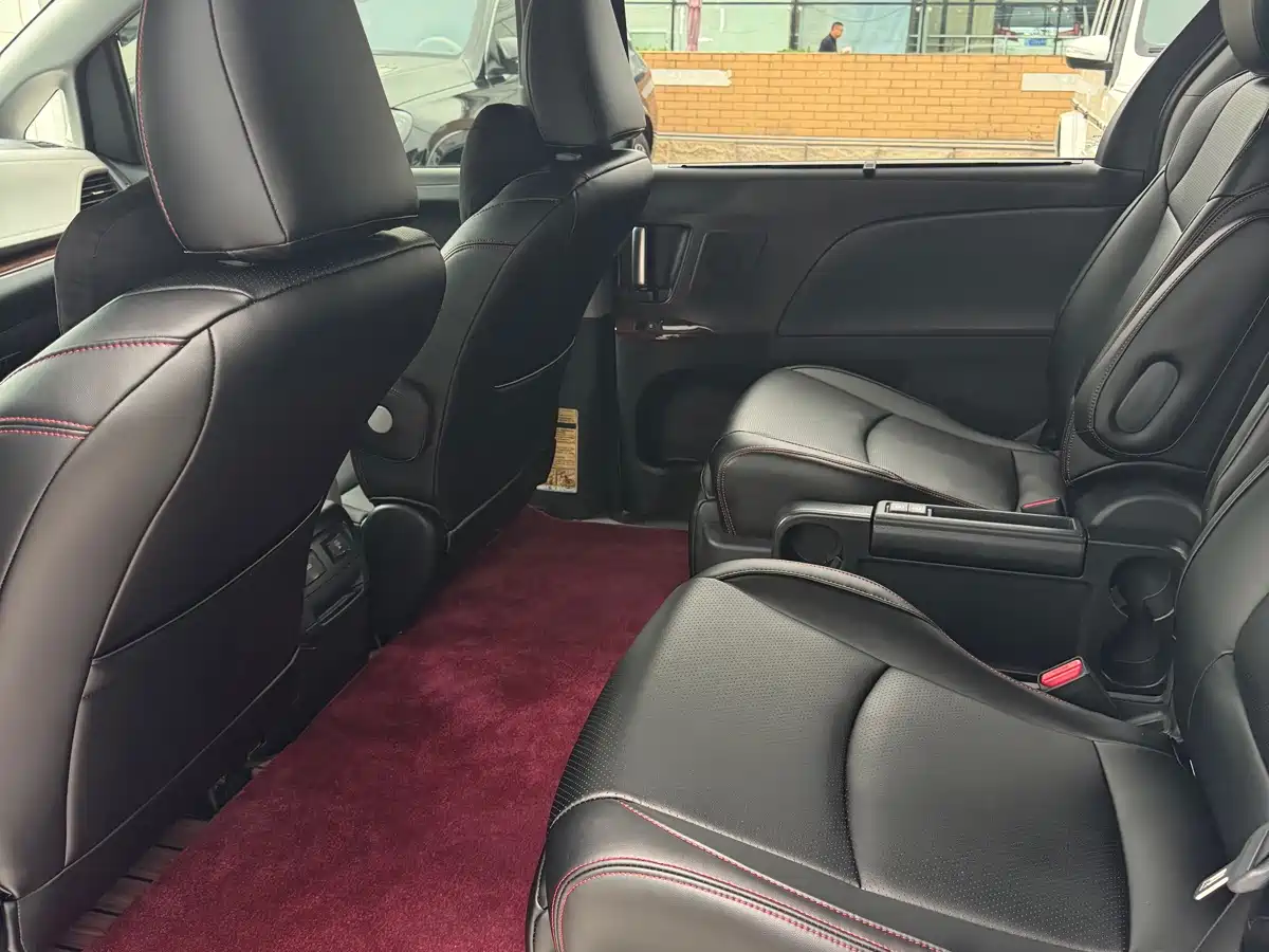 Photo 9 - Toyota Sienna