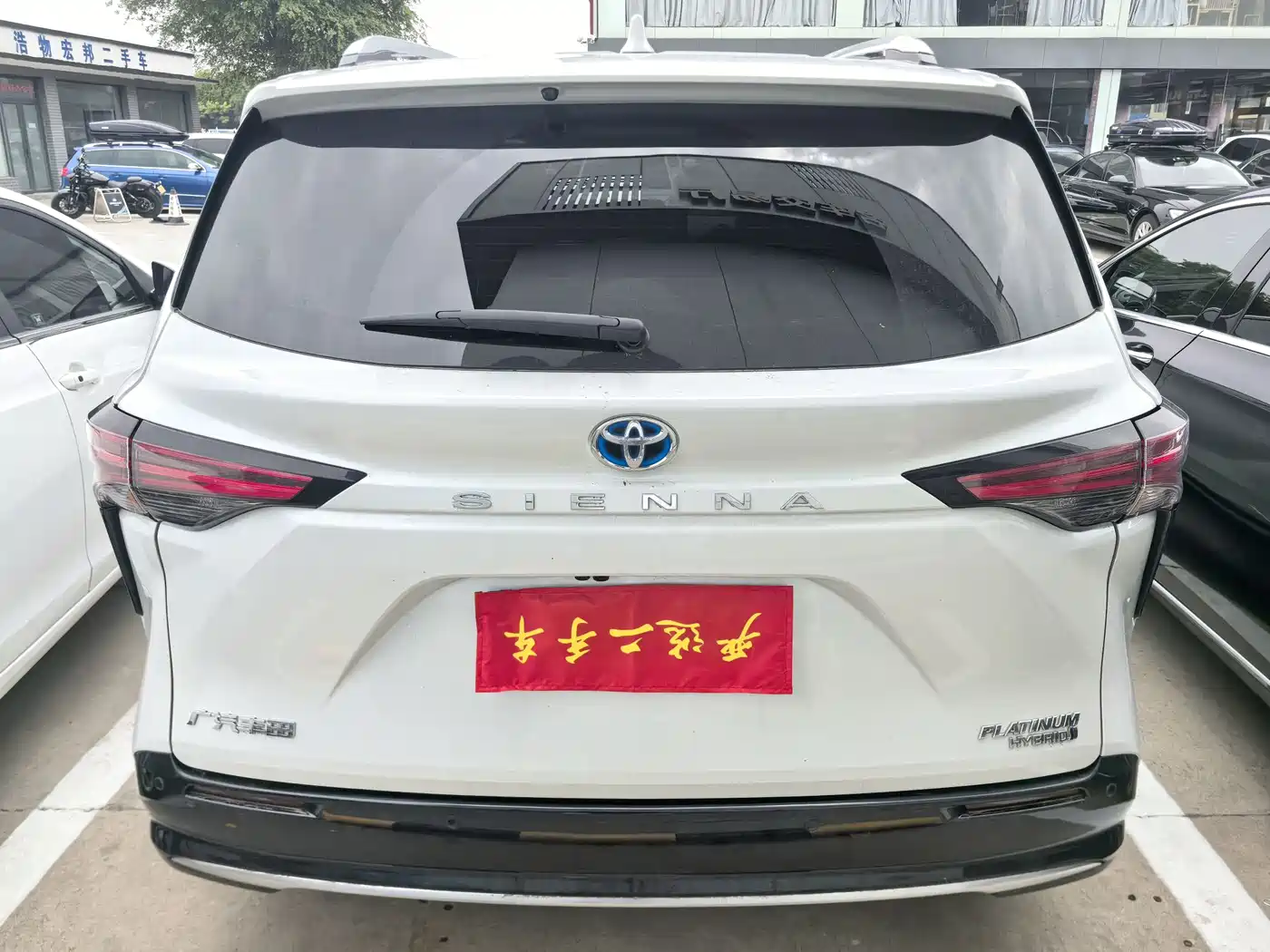 Toyota Sienna 2023 2.5L Hybrid Platinum Edition фото 18