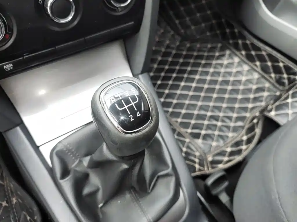 Škoda Octavia 2014 1.6L Manual Elegance Edition фото 14