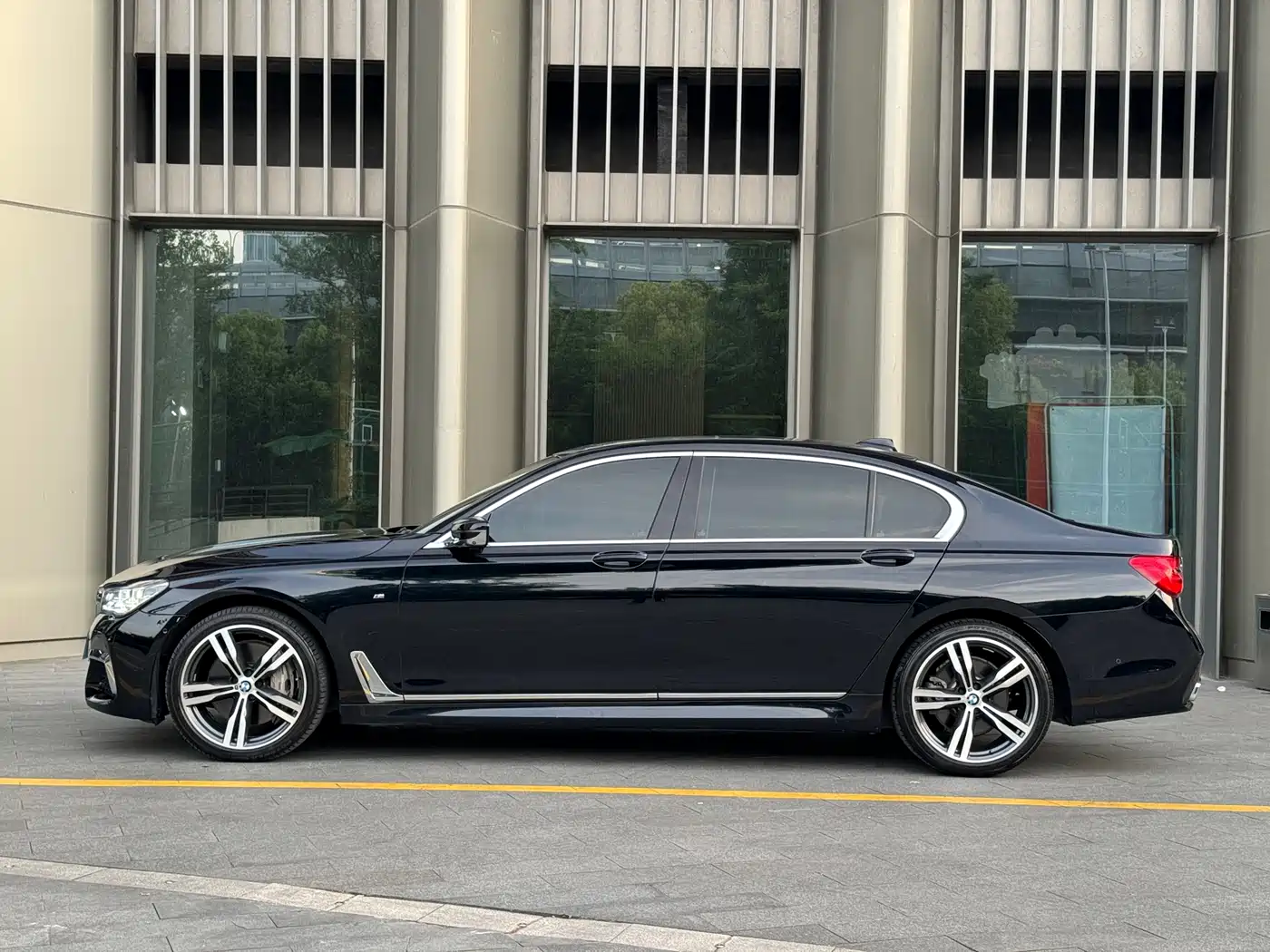 BMW 7 Series 2018 750Li xDrive M Sport Package фото 7
