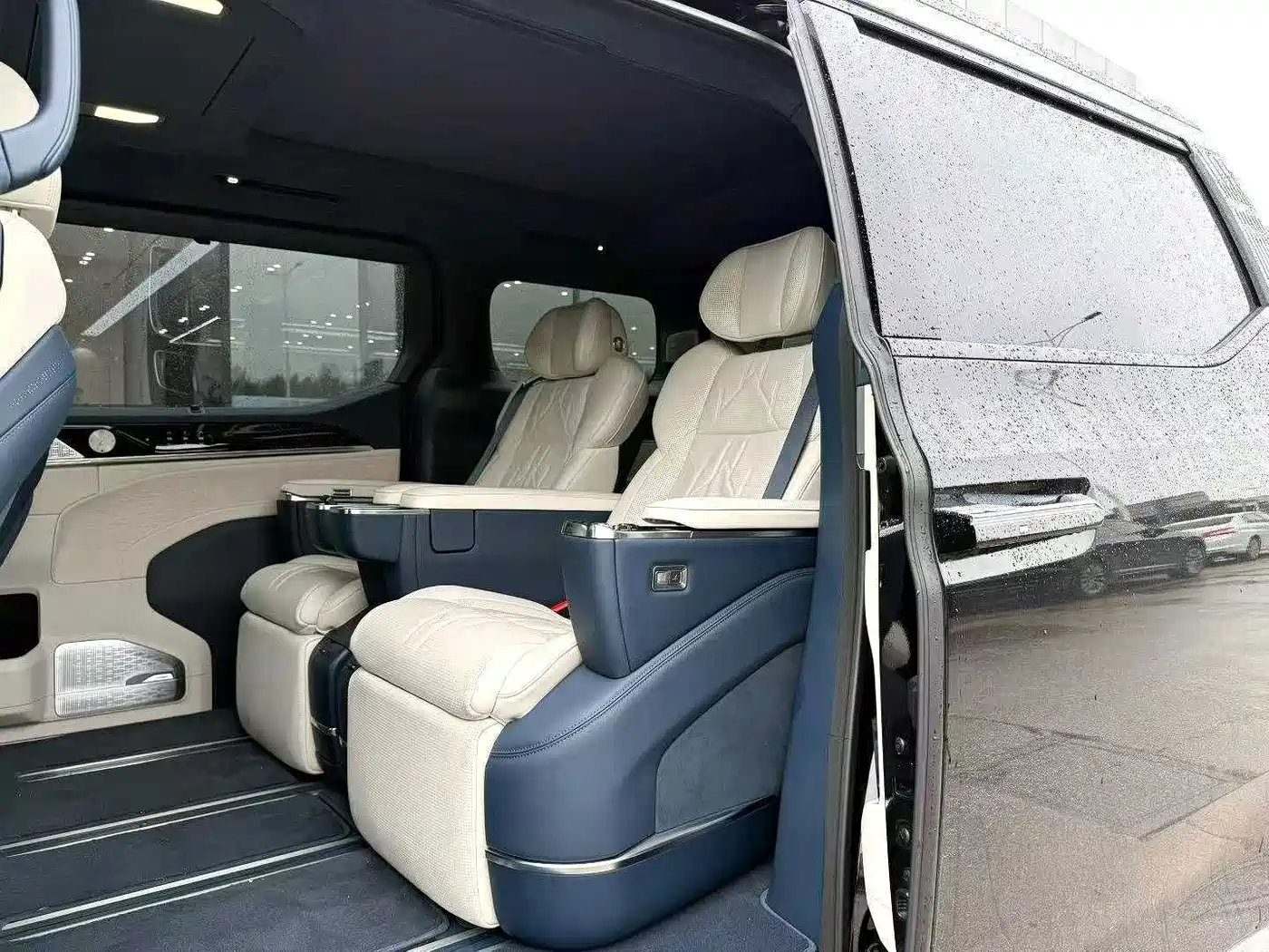ZEEKR 009 2025 2024 6-seat Executive AWD 108kWh