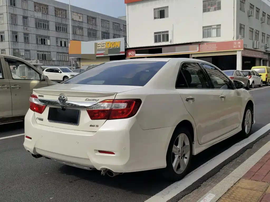Фото 9 - Toyota Camry