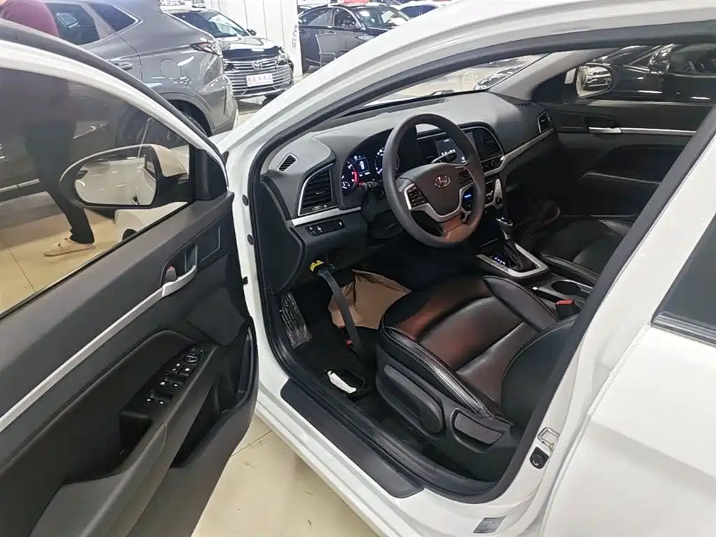 Hyundai Elantra 2016 Model 1.6L Automatic Smart Elite фото 16