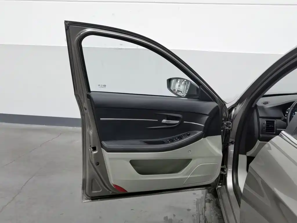 BAIC Senova D50 2015 2015 1.5L Manual Comfort Value Navigation Edition