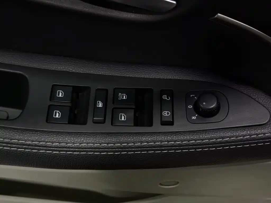 BAIC Senova D50 2015 2015 1.5L Manual Comfort Value Navigation Edition