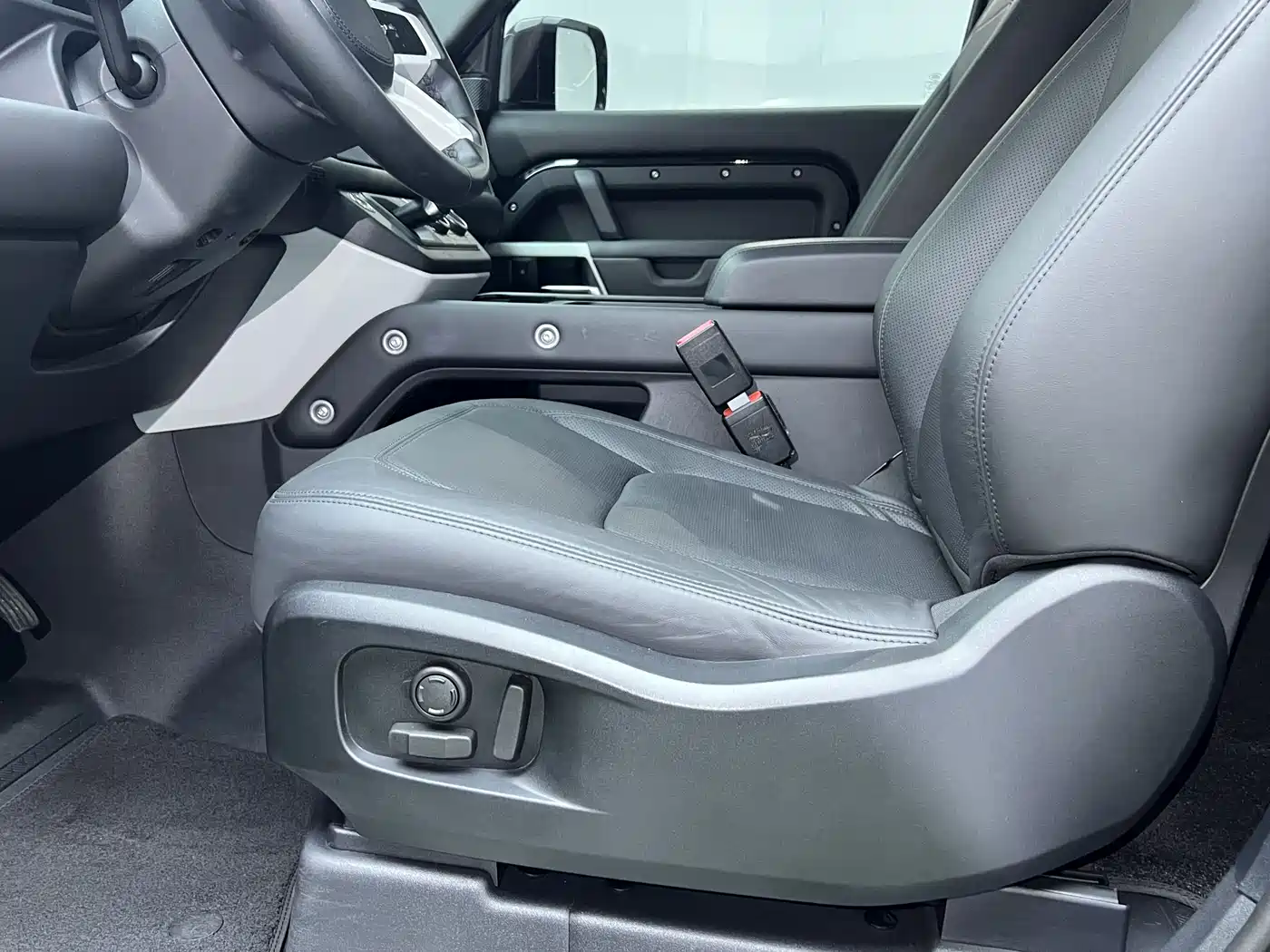 Land Rover Defender 2023 Facelift 90 3.0T P400 XS фото 16