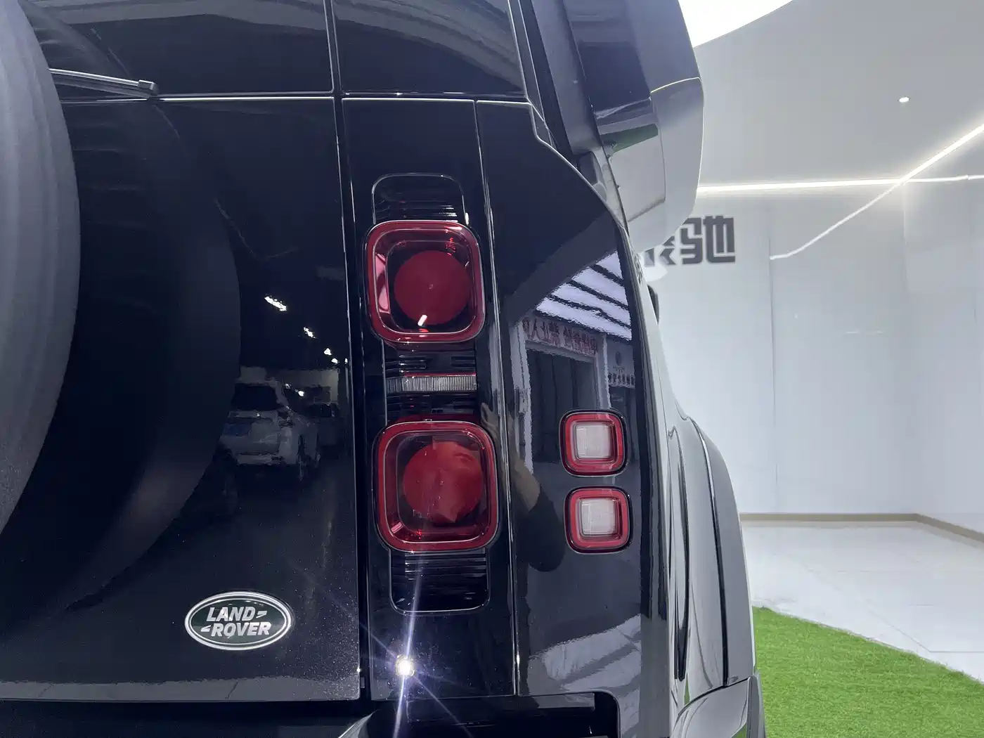 Land Rover Defender 2023 Facelift 90 3.0T P400 XS фото 30