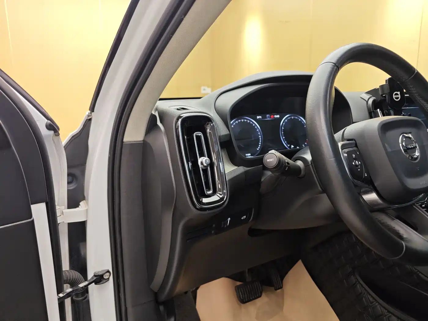 Фото 12 - Volvo XC40