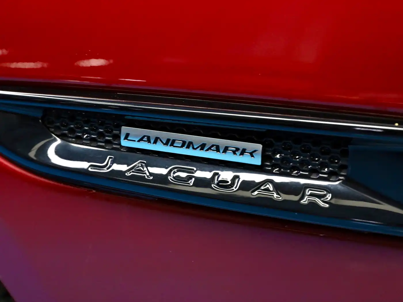 Jaguar XE 2019 2.0T 300PS AWD Landmark Edition фото 6