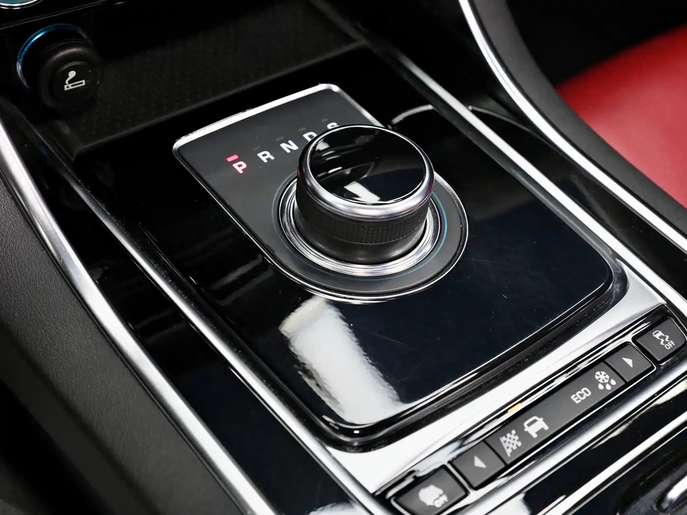 Jaguar XE 2019 2.0T 300PS AWD Landmark Edition фото 13