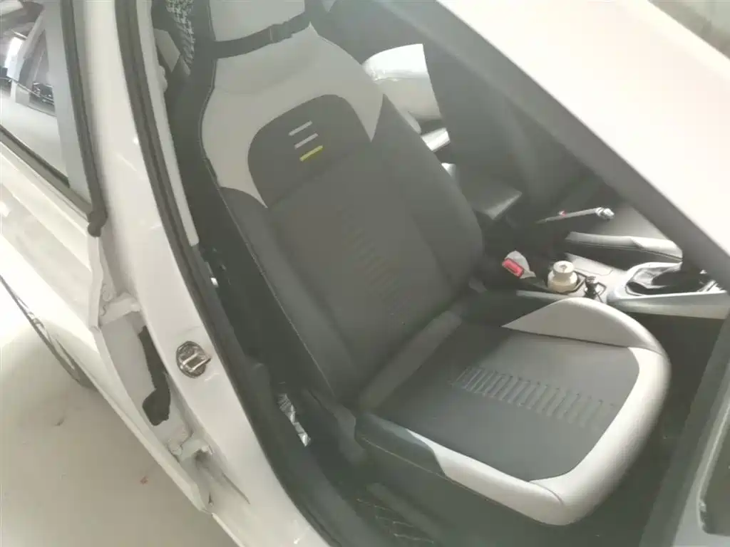 Volkswagen Polo 2019 Plus 1.5L Automatic Colorful Tech Edition фото 25