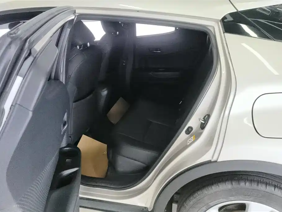 Toyota C-HR 2020 Model 2.0L Elite фото 11