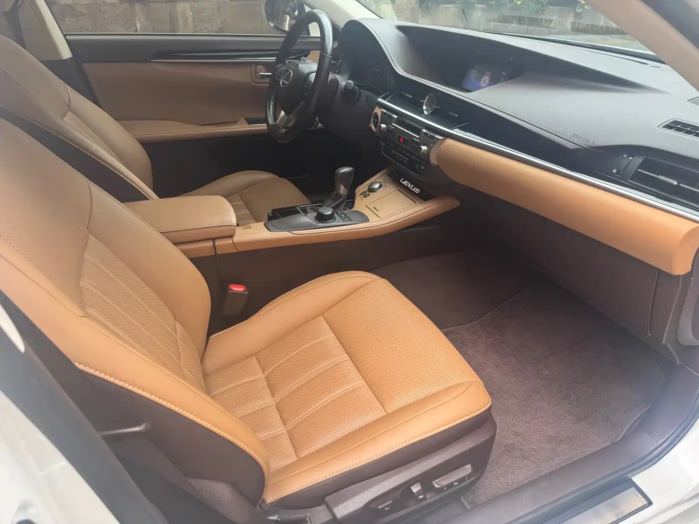 Lexus ES 2015 300h Comfort Edition фото 17