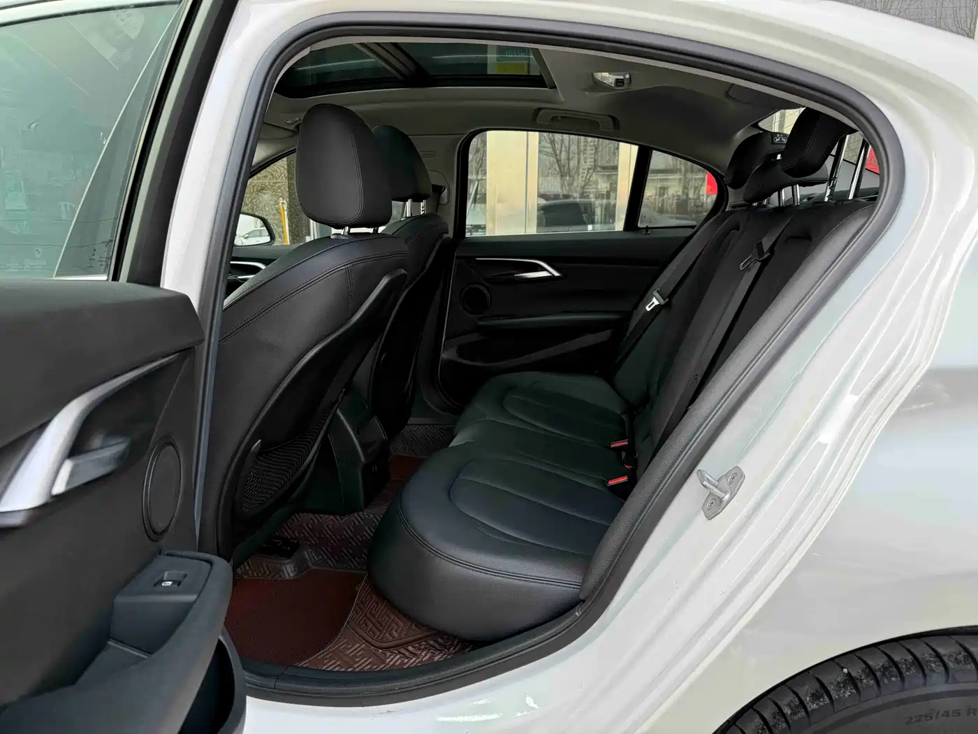 BMW 1 Series 2018 118i Sport Edition фото 7