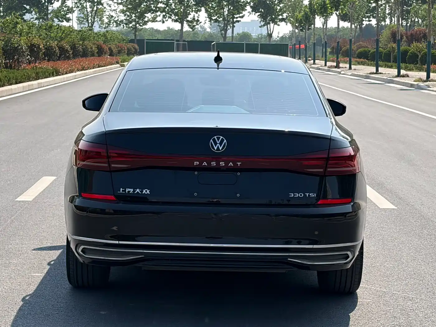 Volkswagen Passat 2022 330TSI Starlight Luxury Edition фото 15
