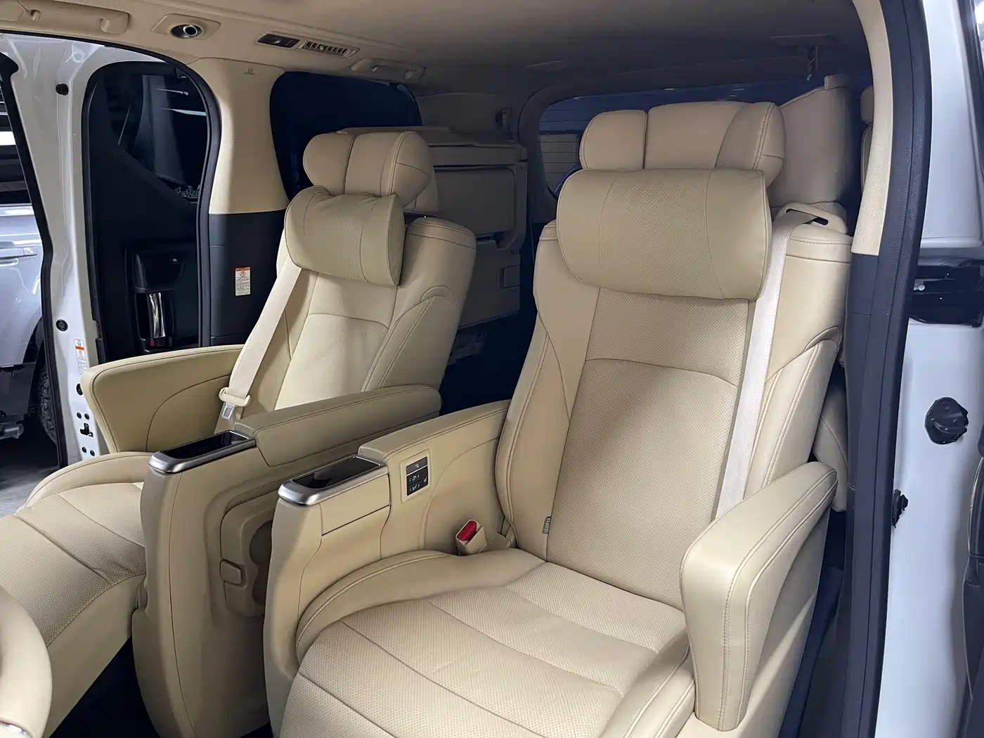 Toyota Alphard 2021 Hybrid 2.5L Luxury фото 8