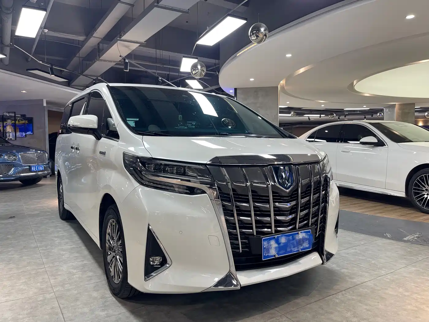Toyota Alphard 2021 Hybrid 2.5L Luxury фото 3