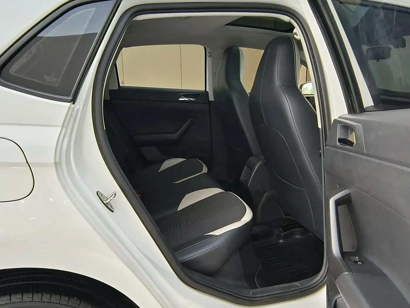 Volkswagen Polo 2019 Plus 1.5L Automatic Colorful Tech Edition фото 12