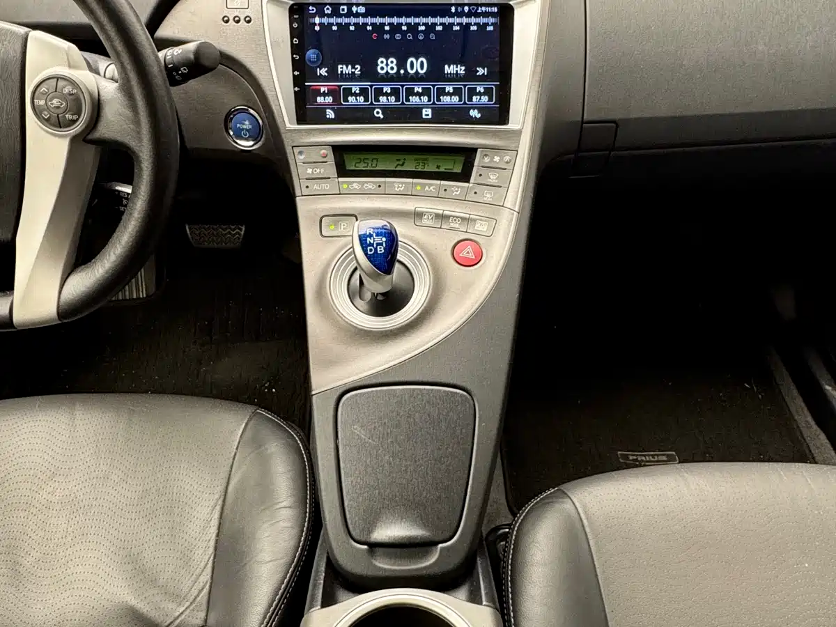 Toyota Prius 2012 1.8L Luxury фото 17