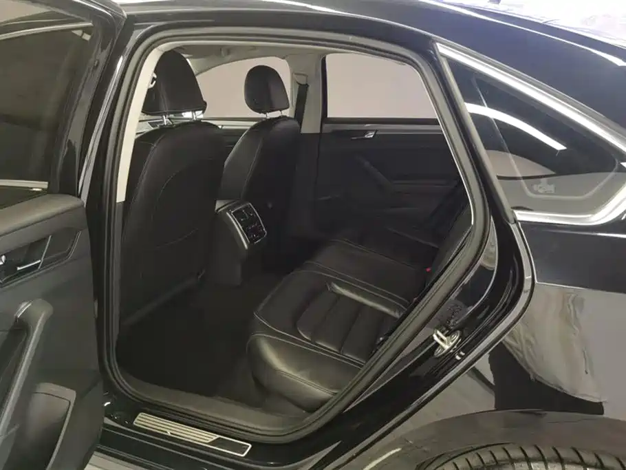 Volkswagen Passat 2017 330TSI DSG Prestige фото 11