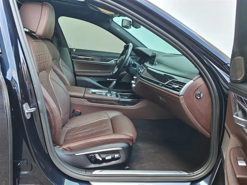 BMW 7 Series 2016 740Li Leading Edition фото 12