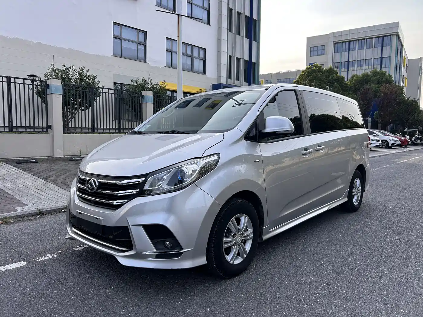 SAIC Maxus Maxus G10 2021 2.0T Automatic Elite Edition Gasoline 7-Seater