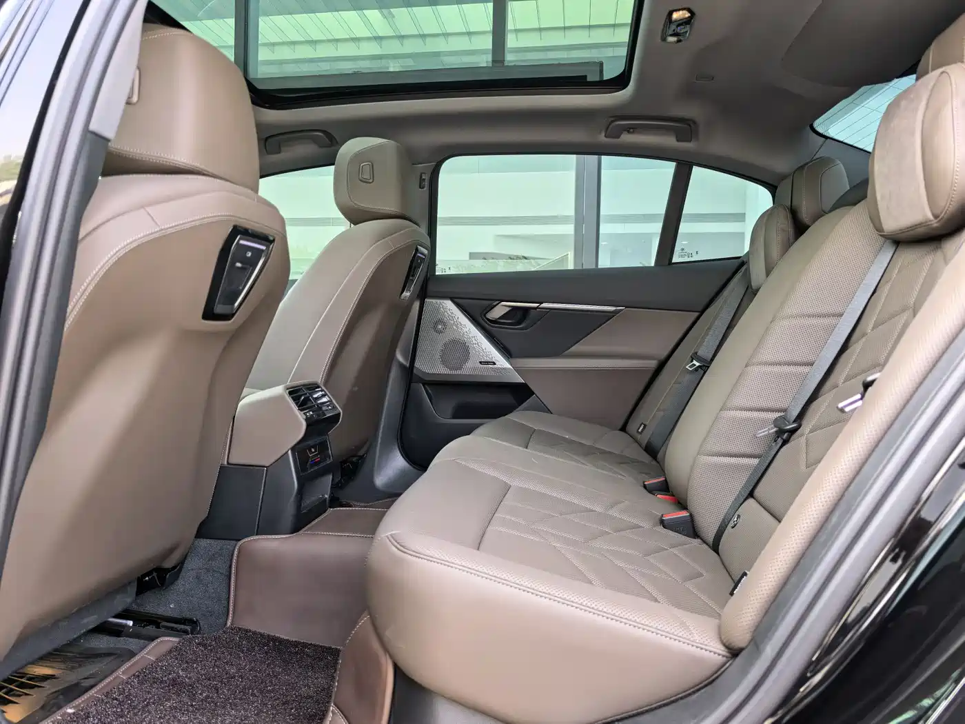 BMW 5 Series 2025 530Li Leading M Sport Package фото 14