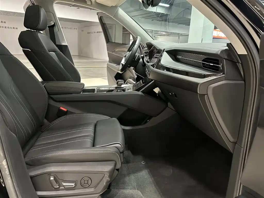 Audi Q6 2024 40 TFSI quattro Cloud View Yulin Package 7-seater фото 13
