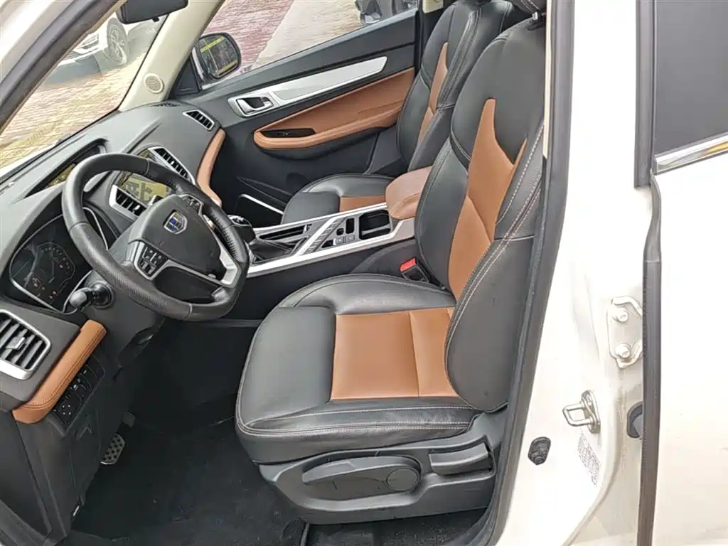 Фото 15 - Geely Emgrand X6