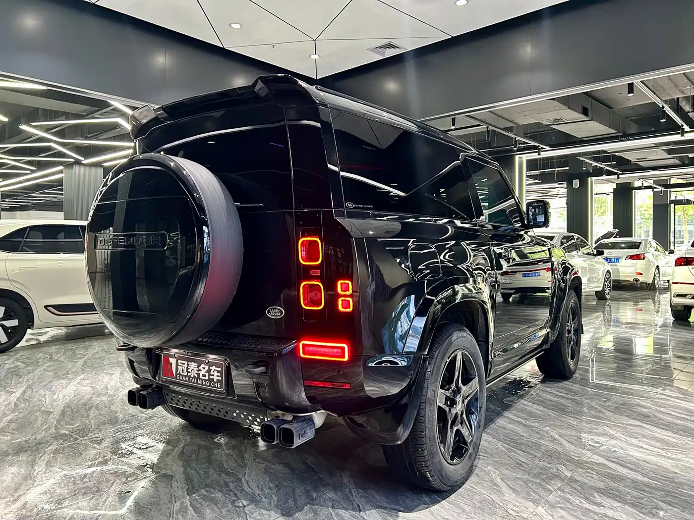 Land Rover Defender 2023 Model 90 2.0T P300 SE фото 5
