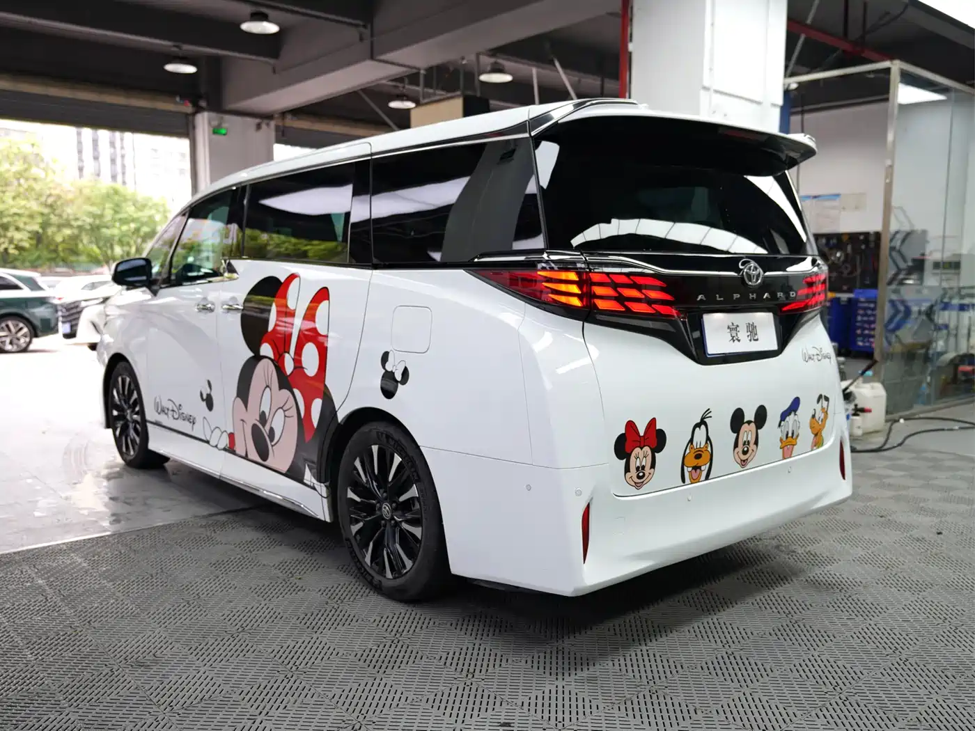 Toyota Alphard 2024 Hybrid 2.5L Ultimate Enjoyment Edition фото 22