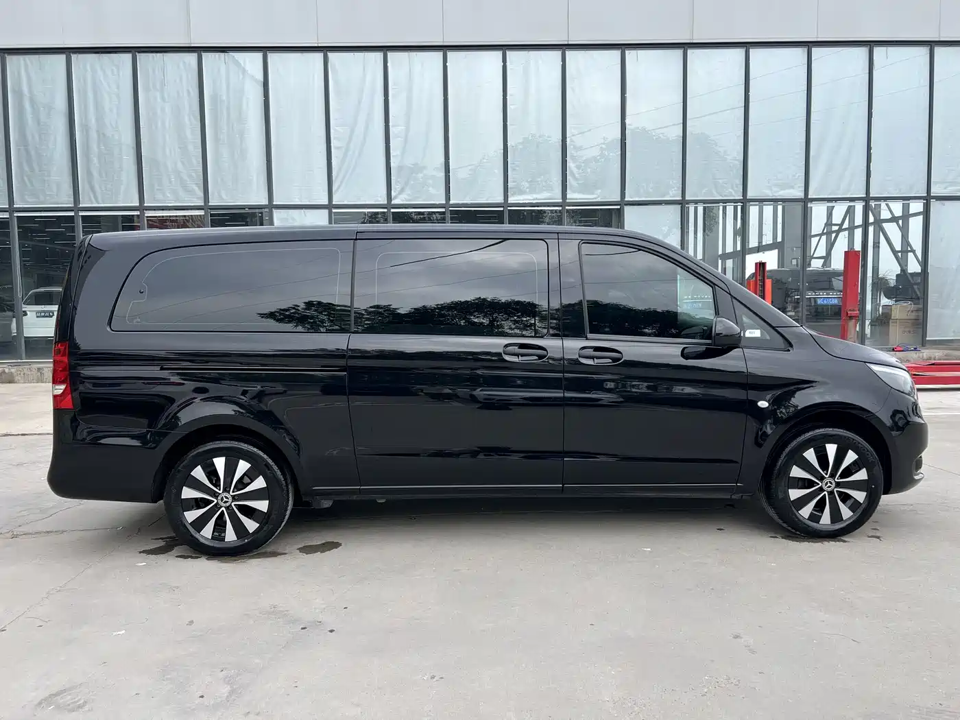 Mercedes-Benz Vito 2023 2.0T Elite 9-Seater фото 3