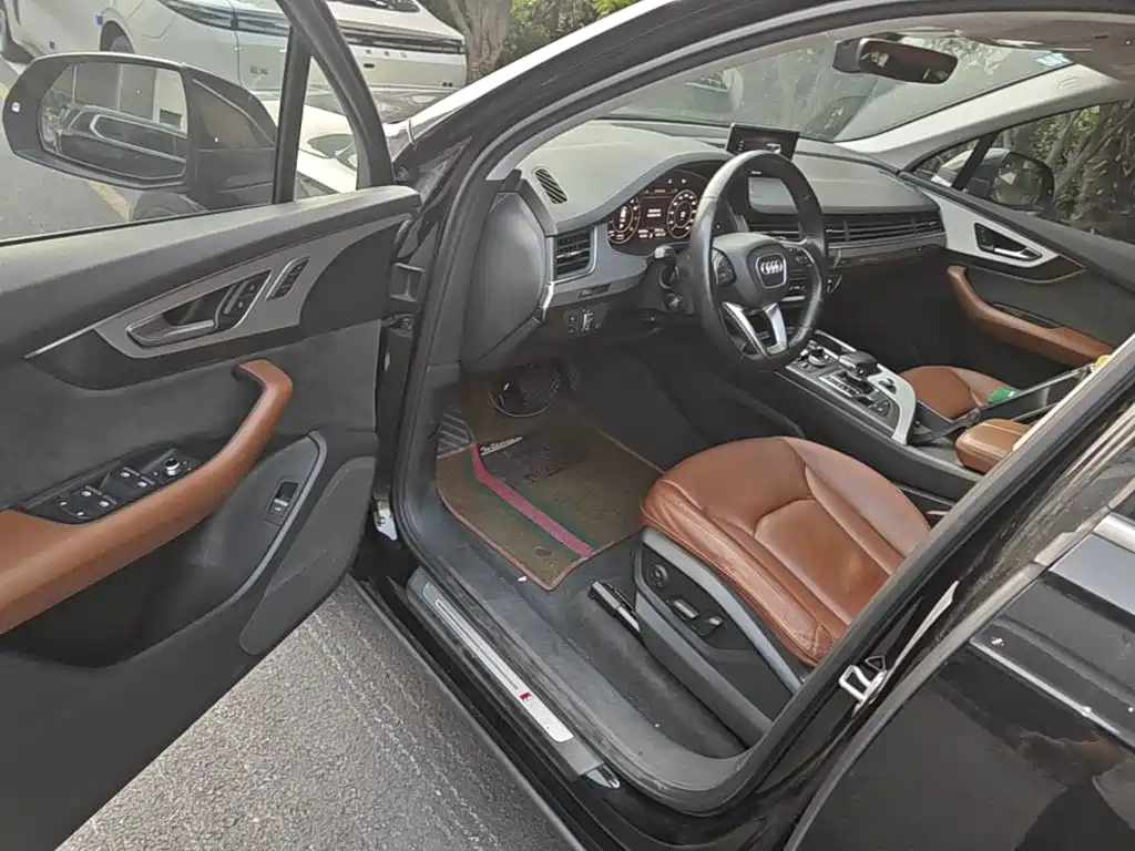 Фото 16 - Audi Q7