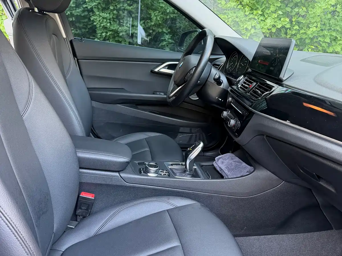 BMW 1 Series 2023 120i M Sport фото 8