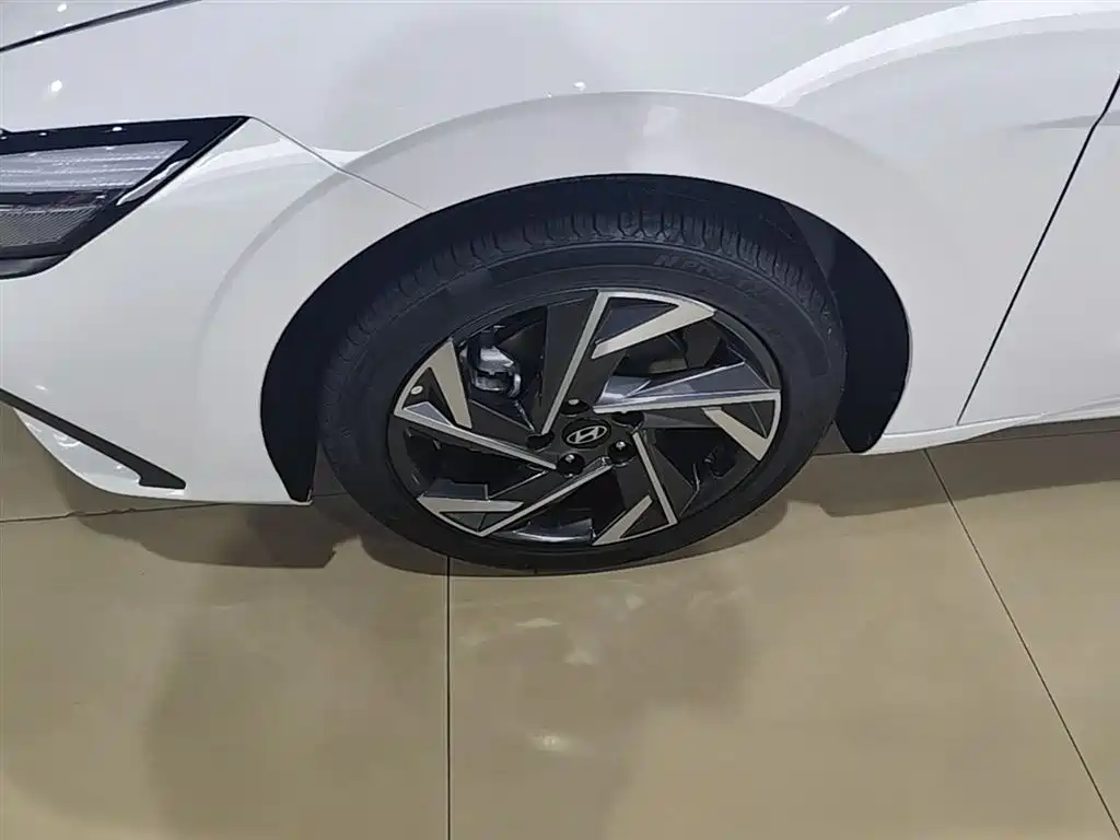 Hyundai Elantra 2023 1.5L CVT GLX Elite Edition фото 22