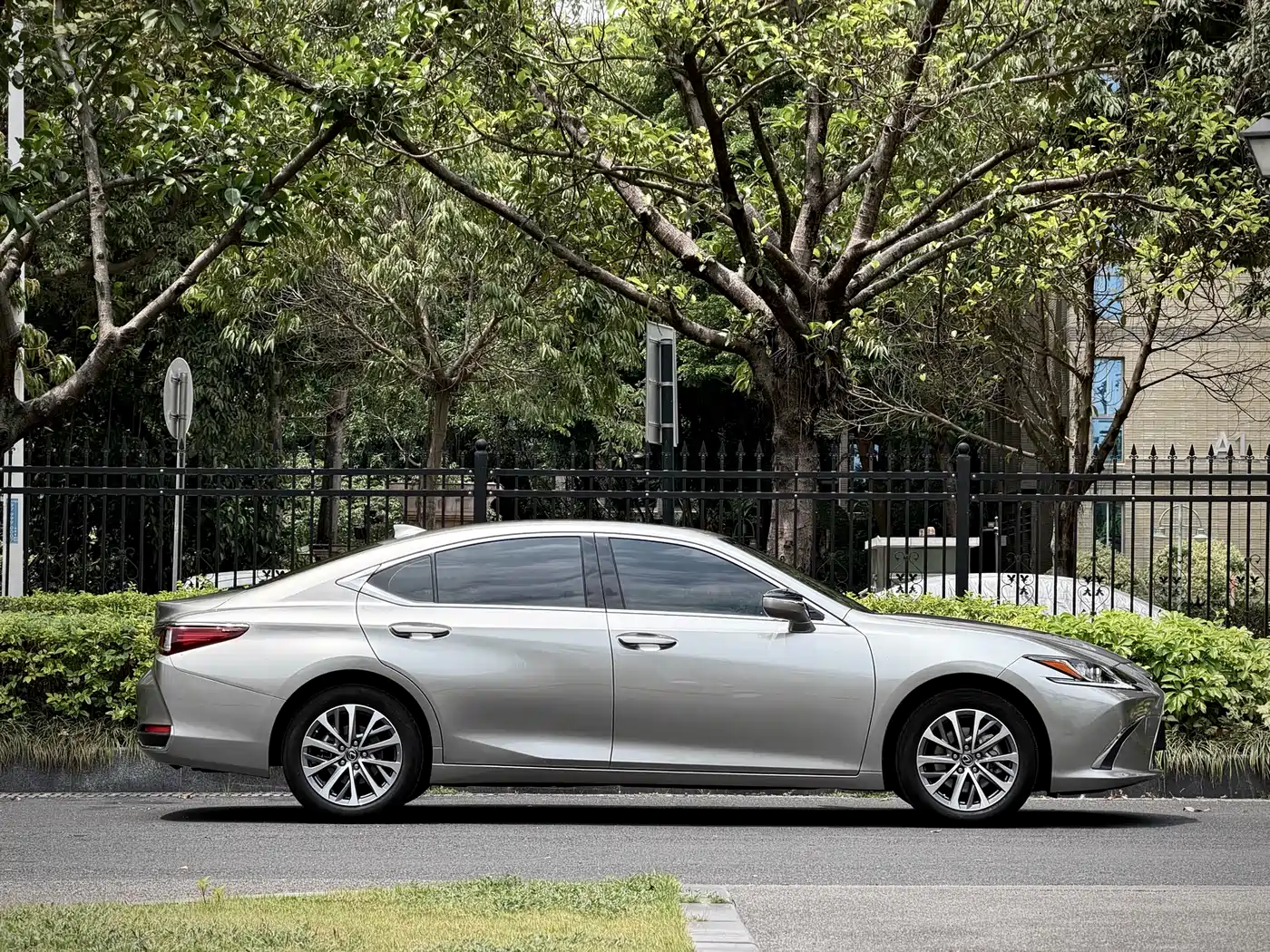Lexus ES 2023 200 Excellence Edition фото 3