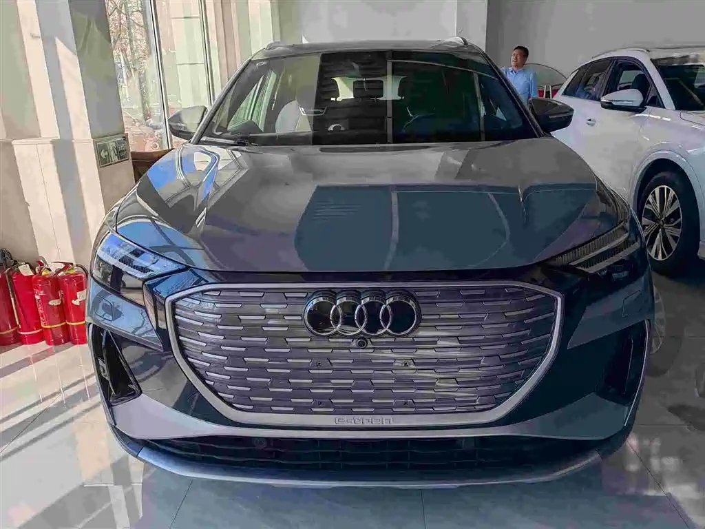 AUDI Q4 E TRON