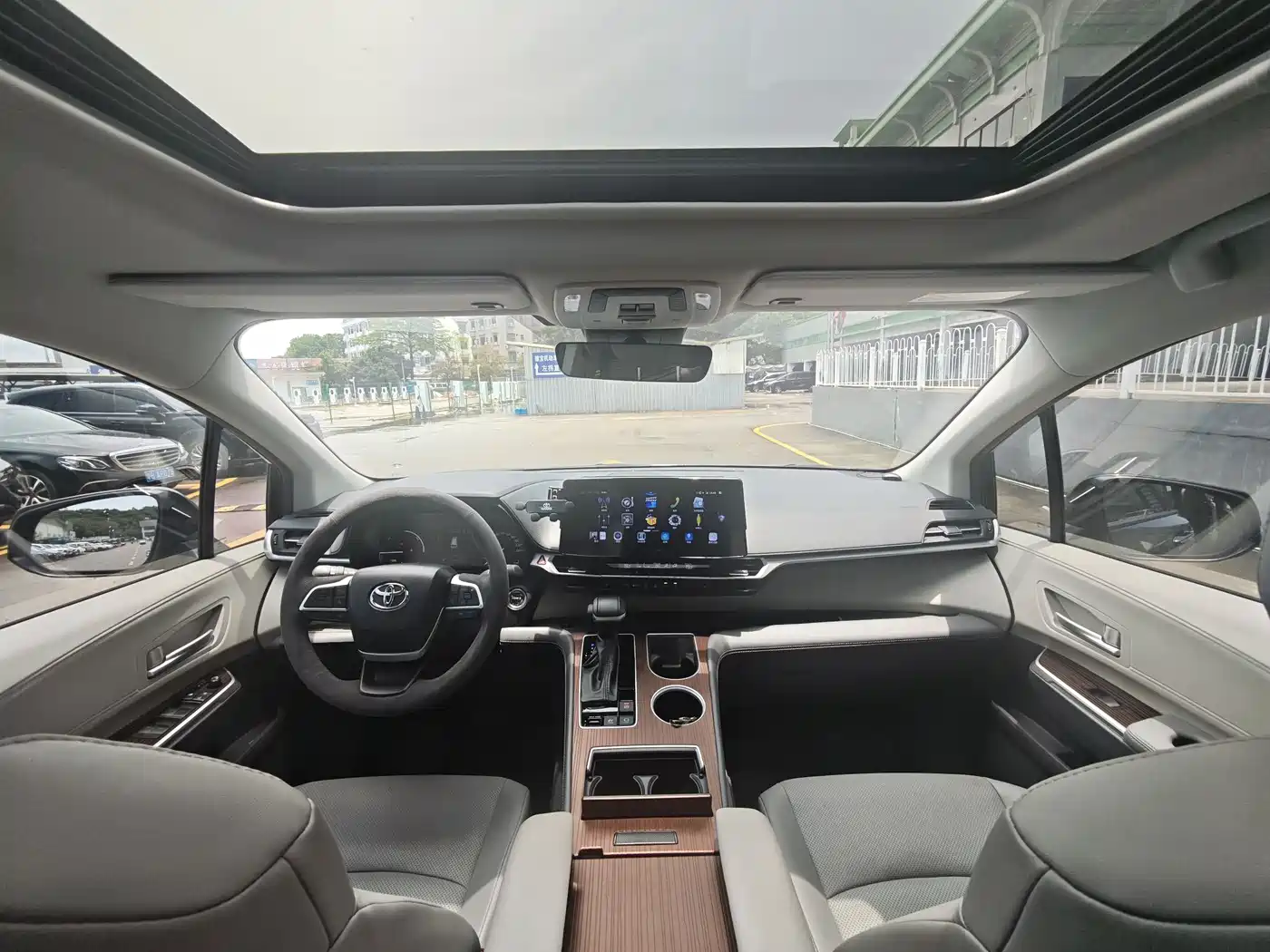 Toyota Sienna 2024 2.5L Hybrid Luxury Edition фото 14