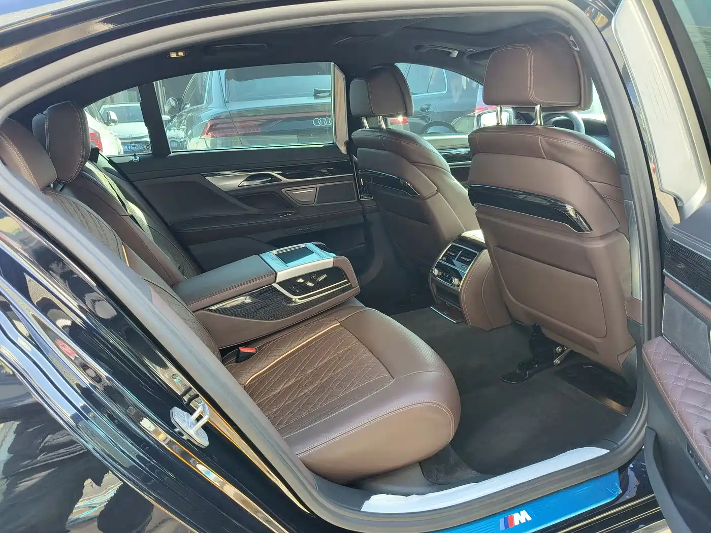BMW 7 Series 2021 Model 740Li Leading M Sport Package фото 26