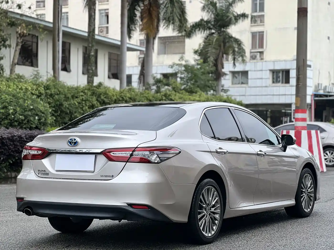 Toyota Camry 2018 Hybrid 2.5HG Luxury Edition фото 14