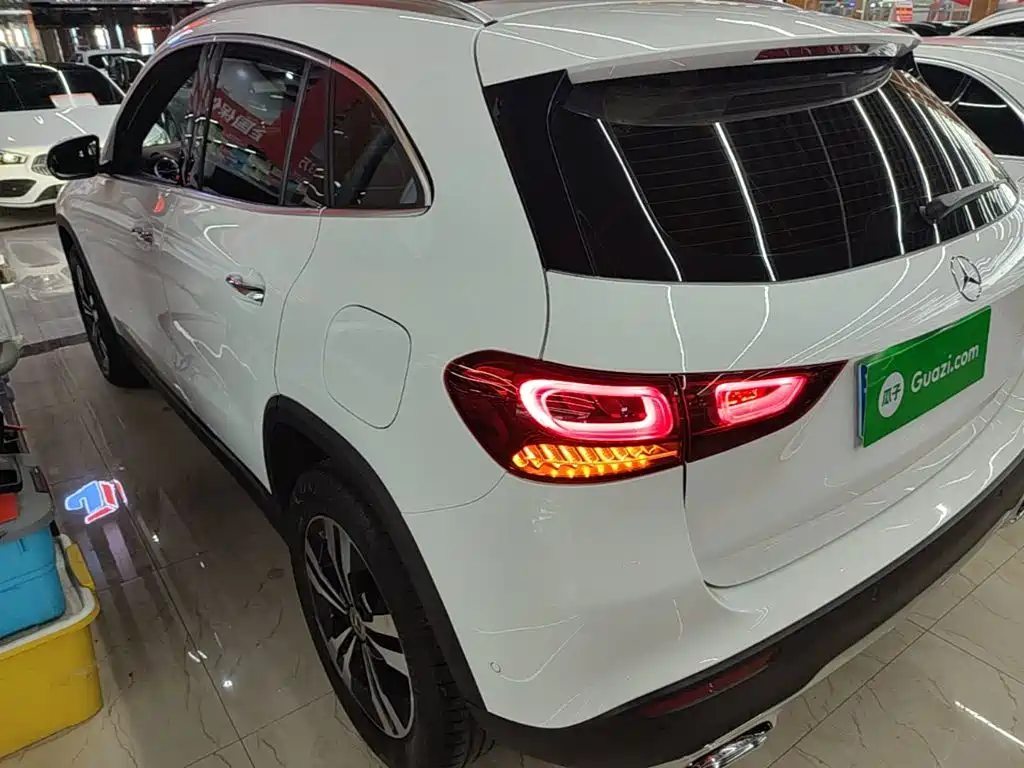 MERCEDES-BENZ GLA