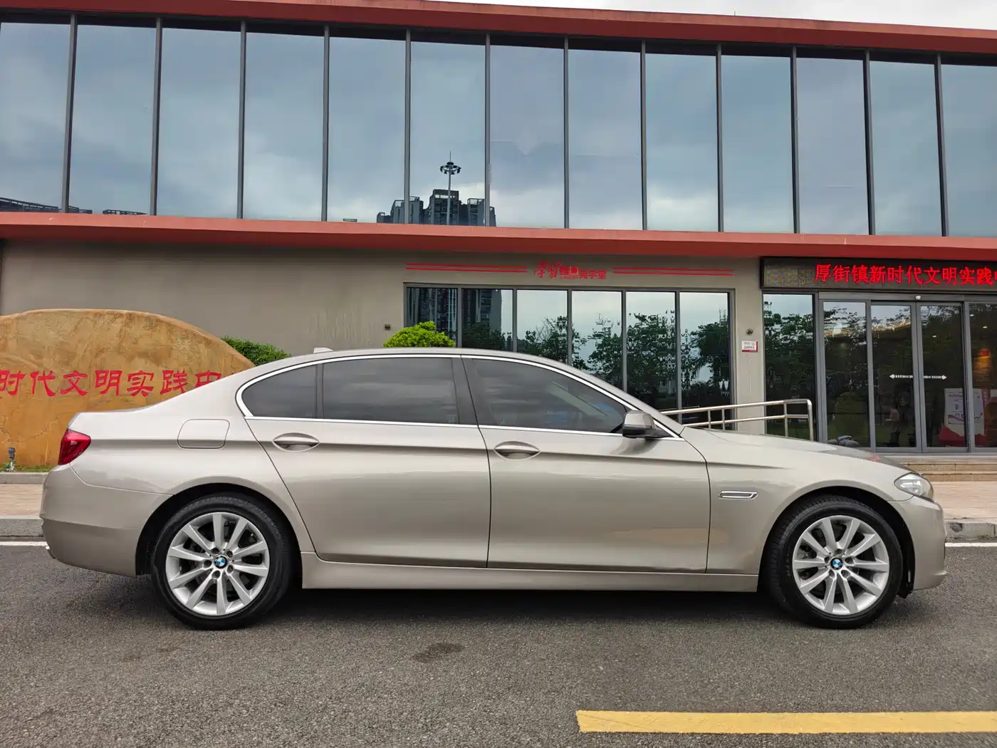 BMW 5 Series 2014 528Li Leading Edition фото 7