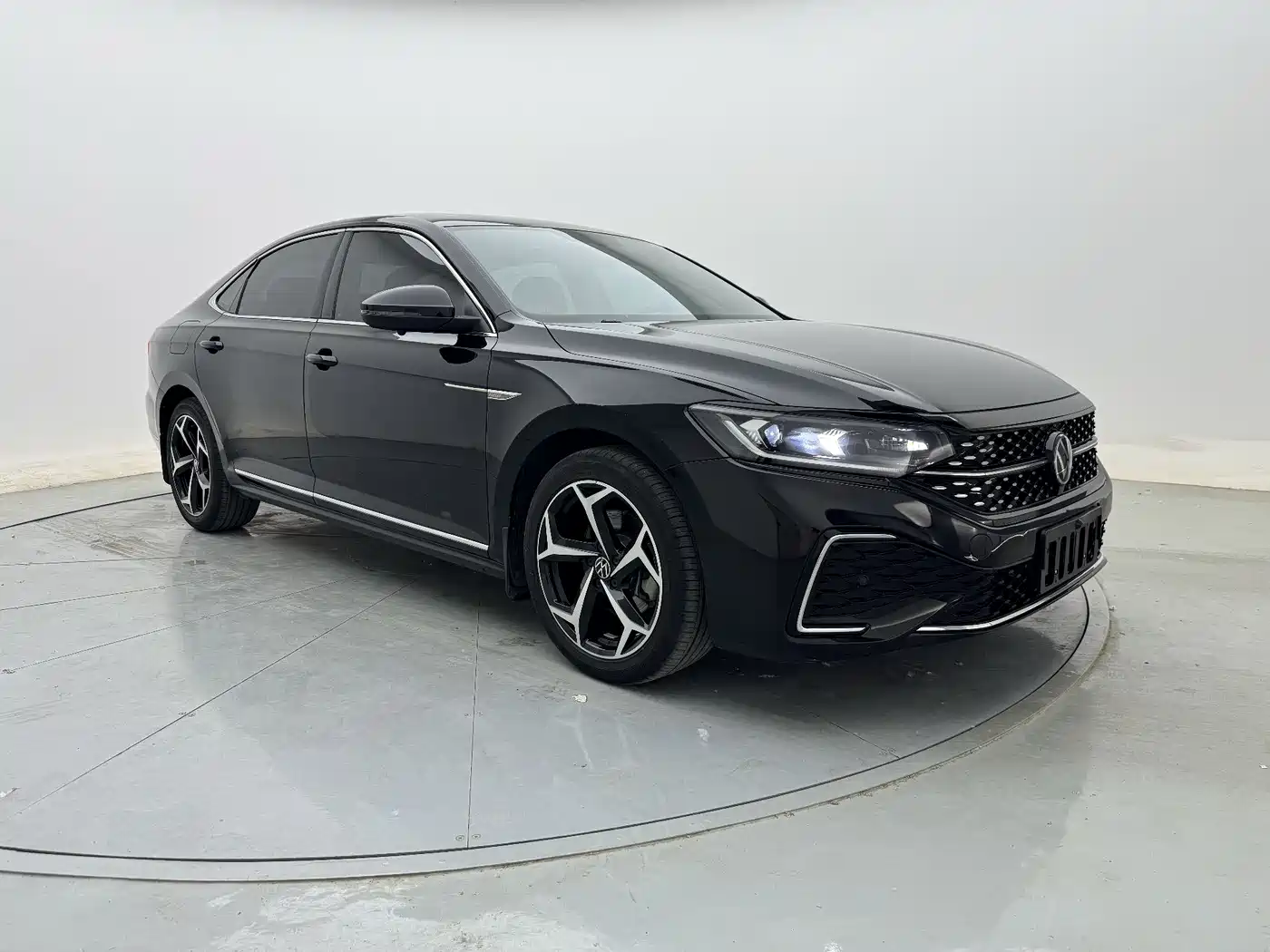 Volkswagen Passat 2024 330TSI Starlight Elite Edition фото 3