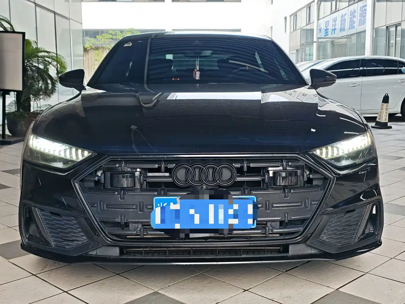 Фото 2 - Audi A7L
