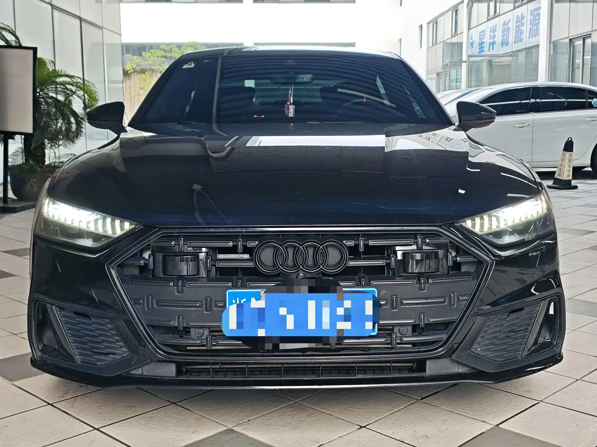Фото 2 - Audi A7L