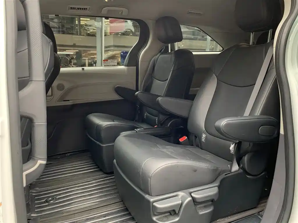 Toyota Sienna 2024 2.5L Hybrid Comfort Edition фото 12