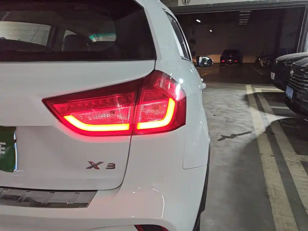 Фото 8 - Geely Vision X3